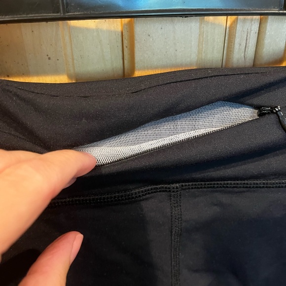 2/$15 Women’s GapFit gfast small black capri leggings - Picture 8 of 11